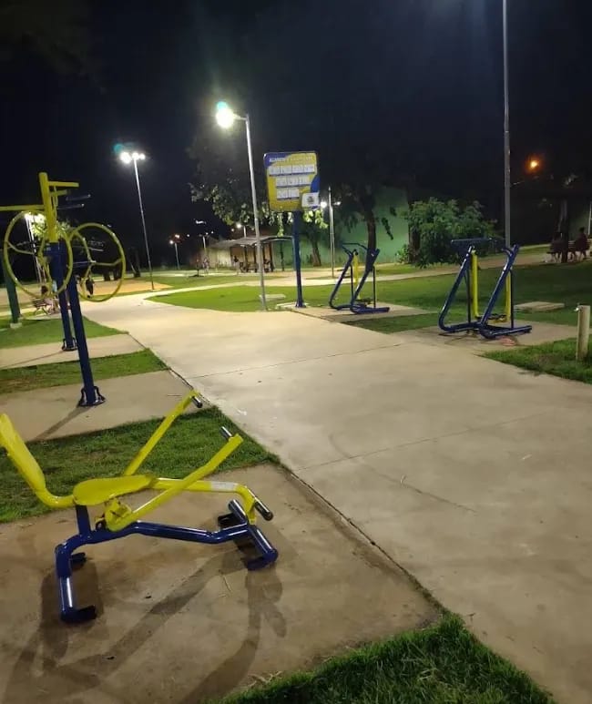 Pista caminhada e equipamentos de treino do parque