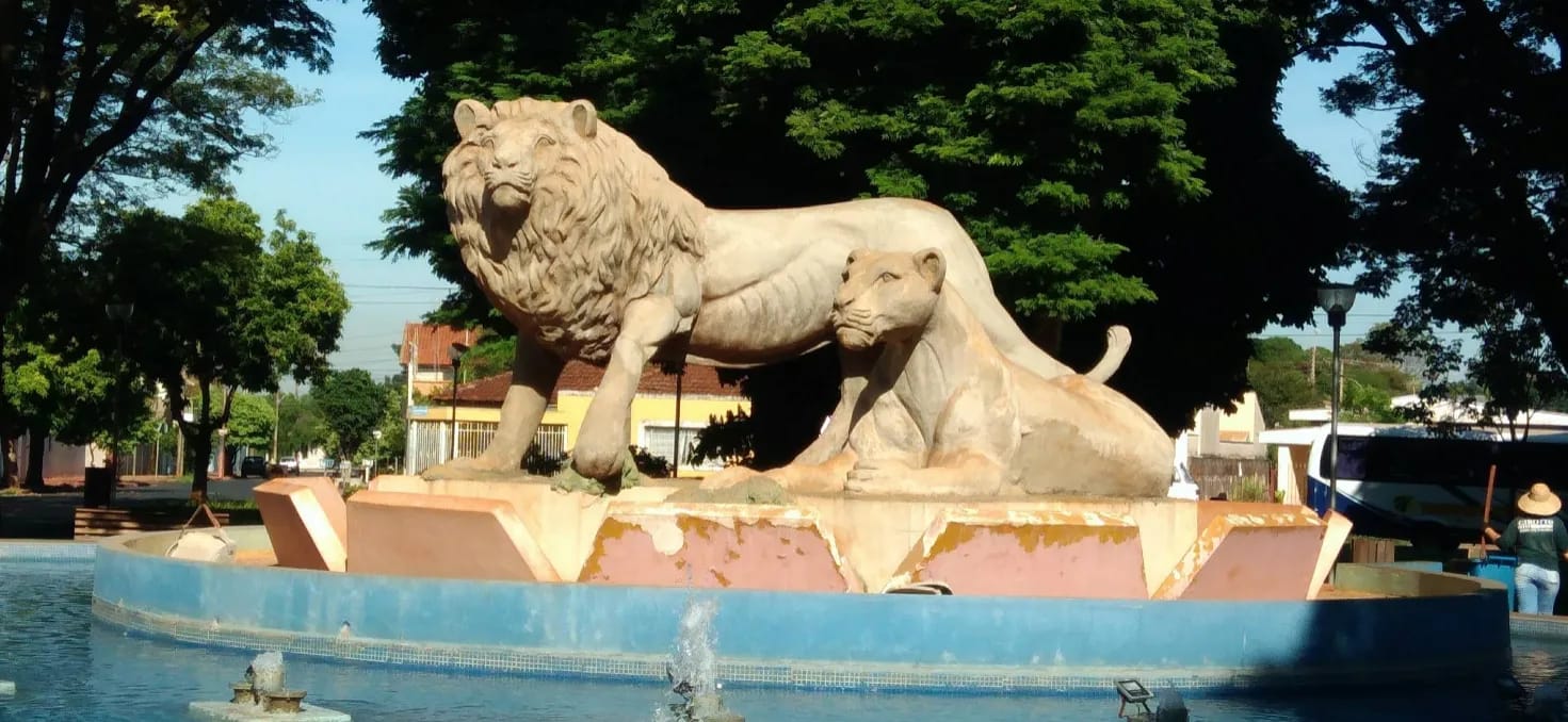 Monumento do leao no centro da praca